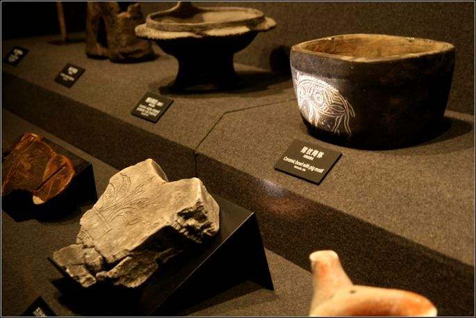河姆渡文化遺址出土的部分石器.jpg