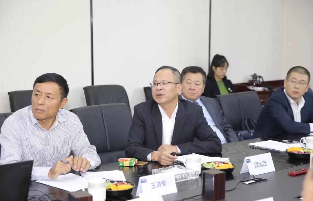 邱尚啟董事長（左二）向股東介紹公司情況.jpg